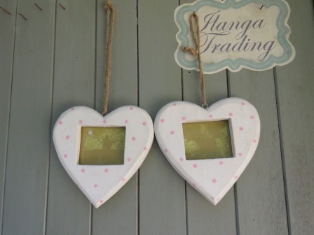 PE27:PACK OF 2 15CM WHITE HEART FRAME/PINK DOTS