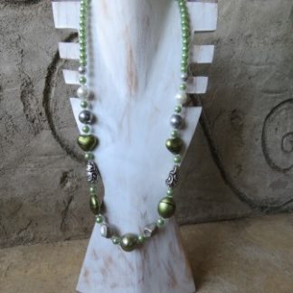 BAC11:OLIVE GREEN BEADS NECKLACE