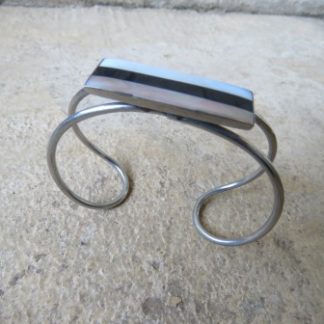 BAC32: BRACELET/WHITE& BLACK DETAIL