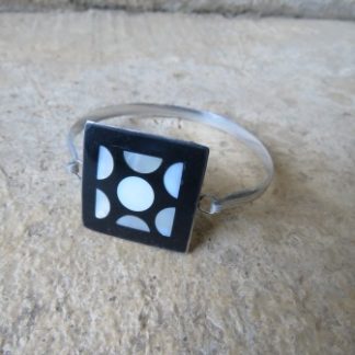 BAC32: SQUARE BLACK/WHITE BRACELET