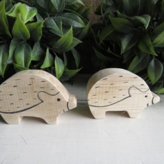 PE6-39: PACK OF 2 NATURAL HEDGEHOGS